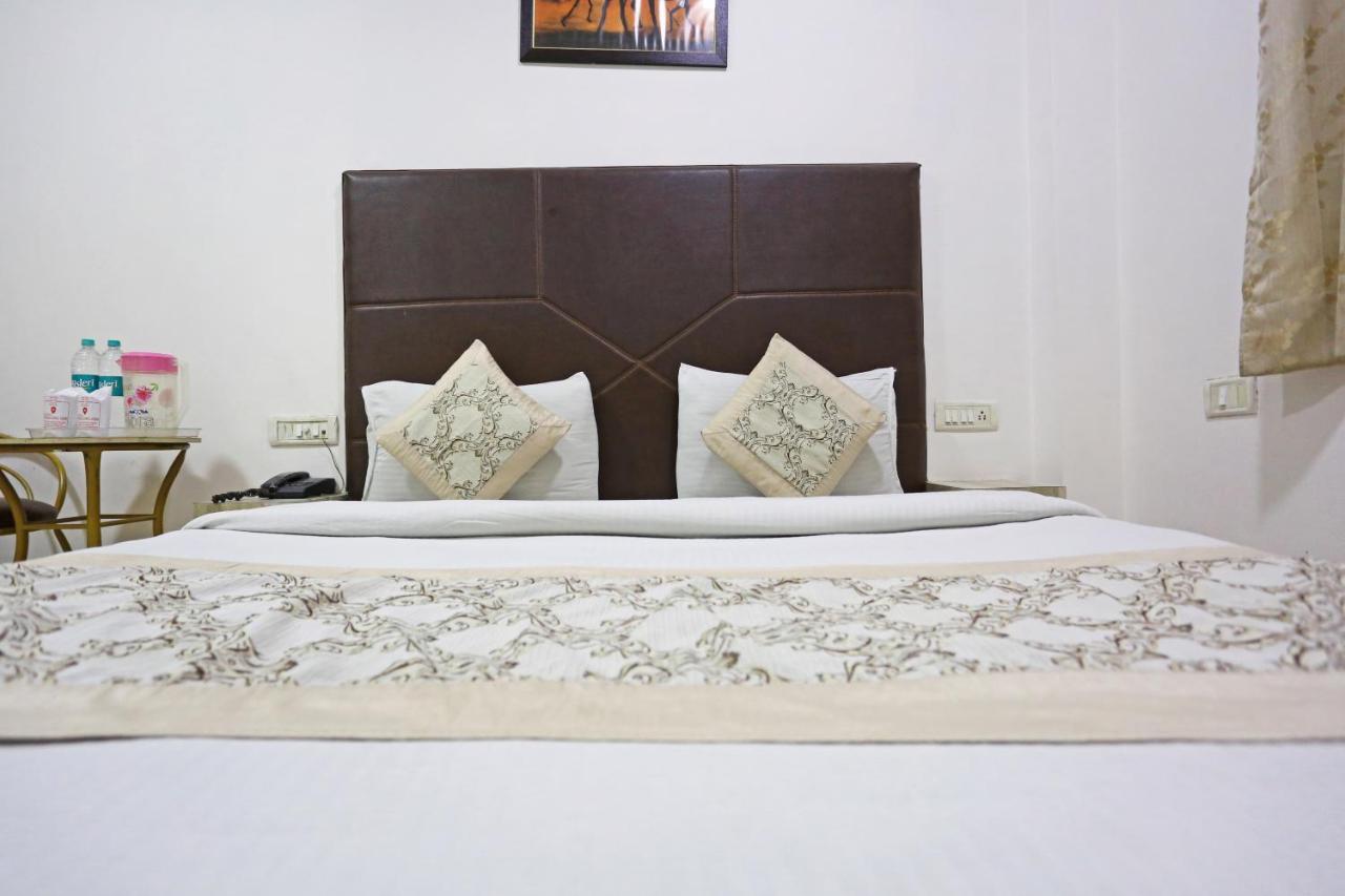 Hotel Sterling Inn, 뉴델리 외부 사진
