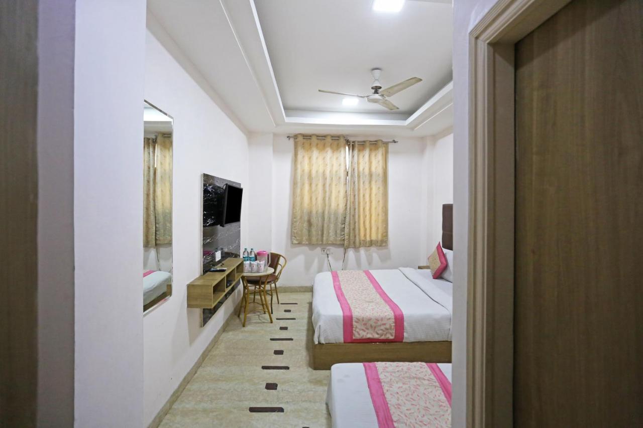 Hotel Sterling Inn, 뉴델리 외부 사진