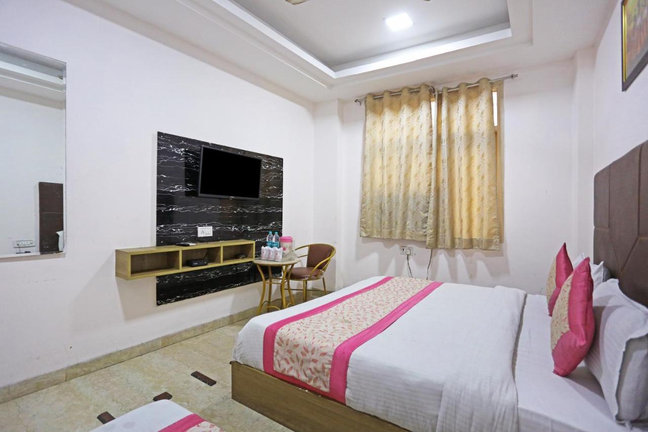 Hotel Sterling Inn, 뉴델리 외부 사진