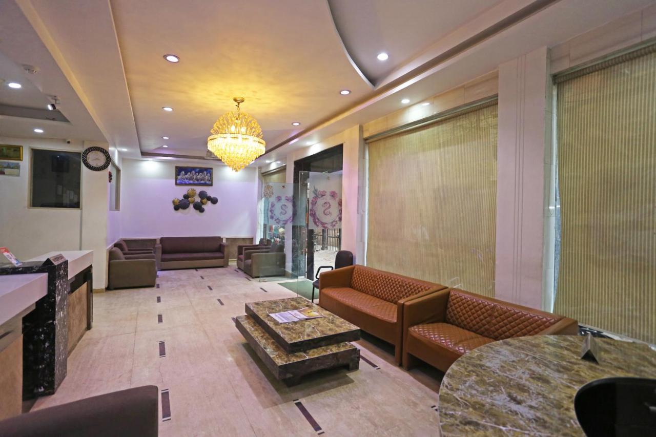 Hotel Sterling Inn, 뉴델리 외부 사진