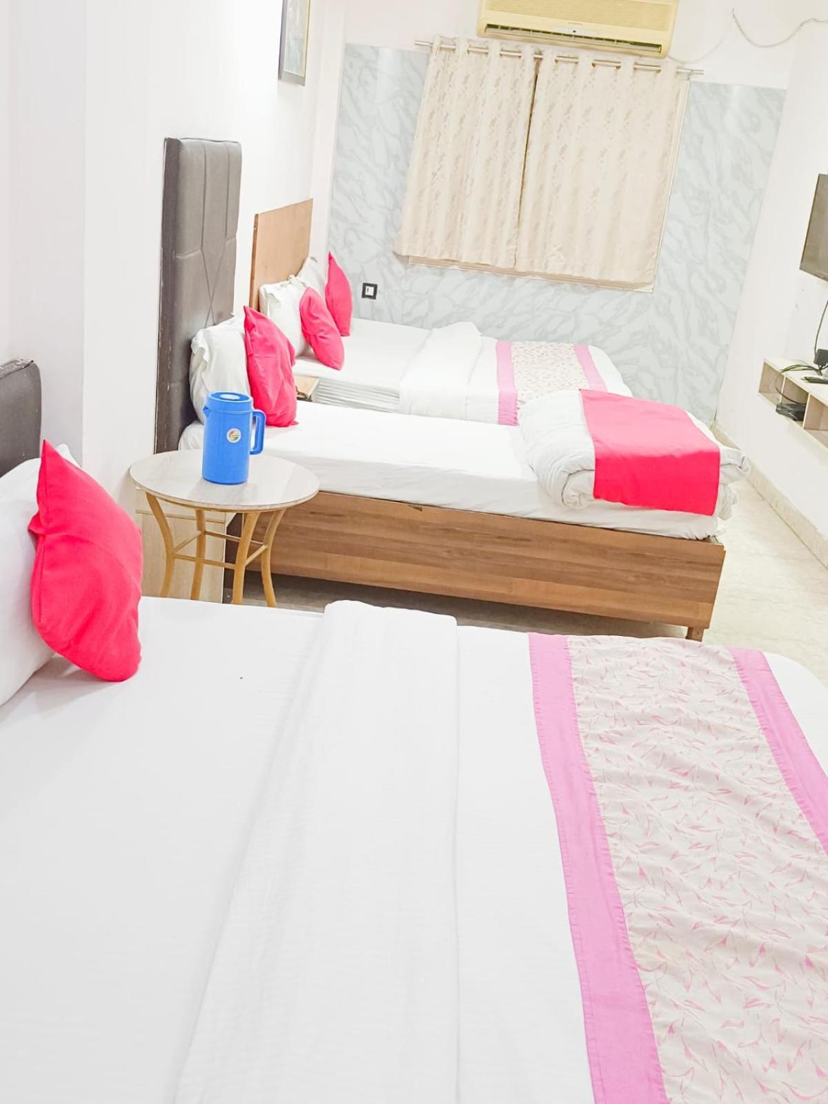 Hotel Sterling Inn, 뉴델리 외부 사진