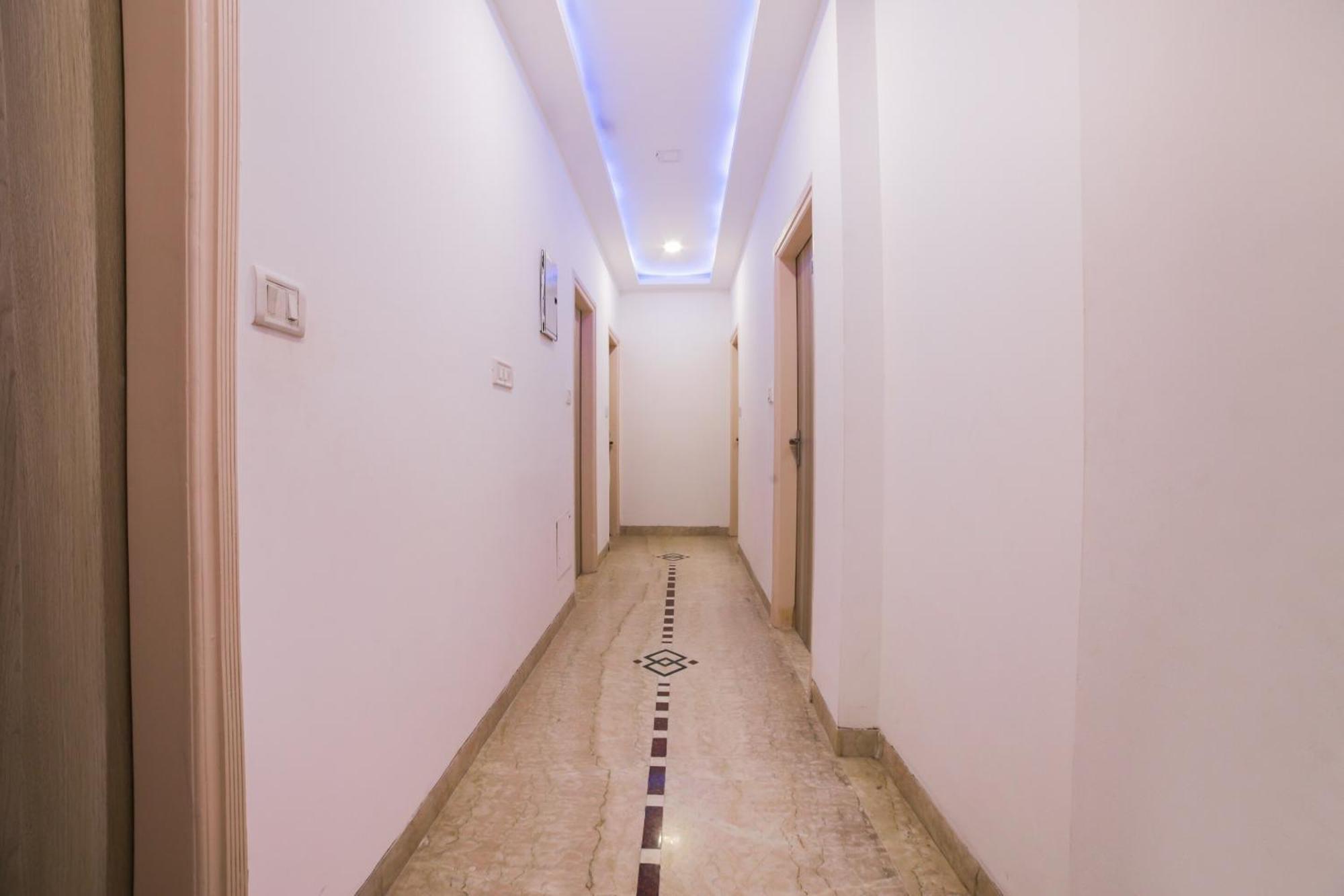 Hotel Sterling Inn, 뉴델리 외부 사진